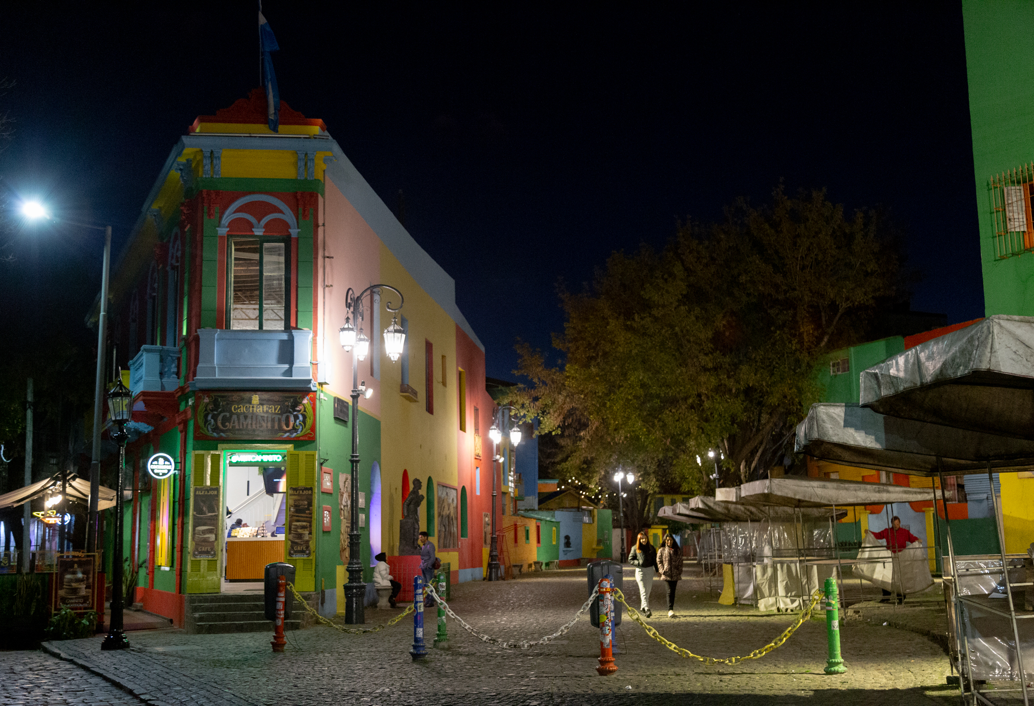 Caminito: renuevan las luminarias del histórico paseo del barrio de La Boca