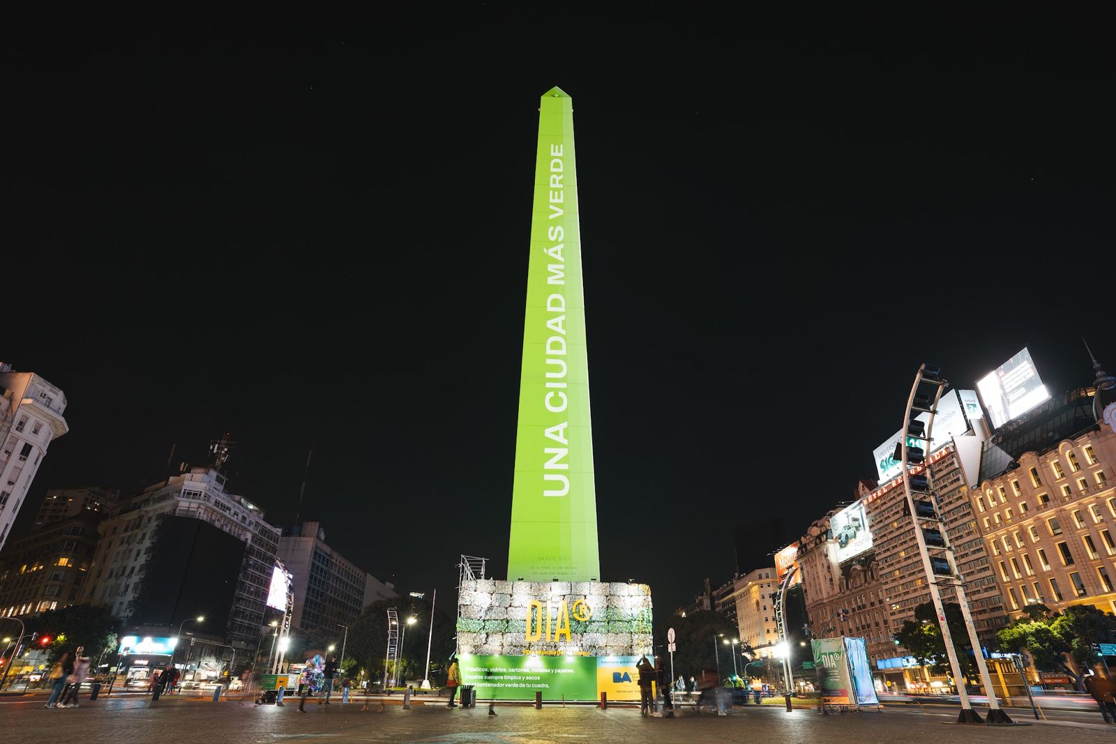 La Ciudad realizó una instalación en el Obelisco, en el Día Mundial del Reciclaje 
