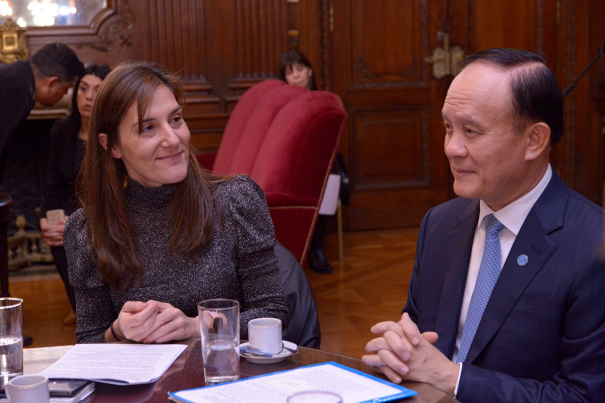 Ana Ciuti y Presidente del Consejo Popular de Hanói