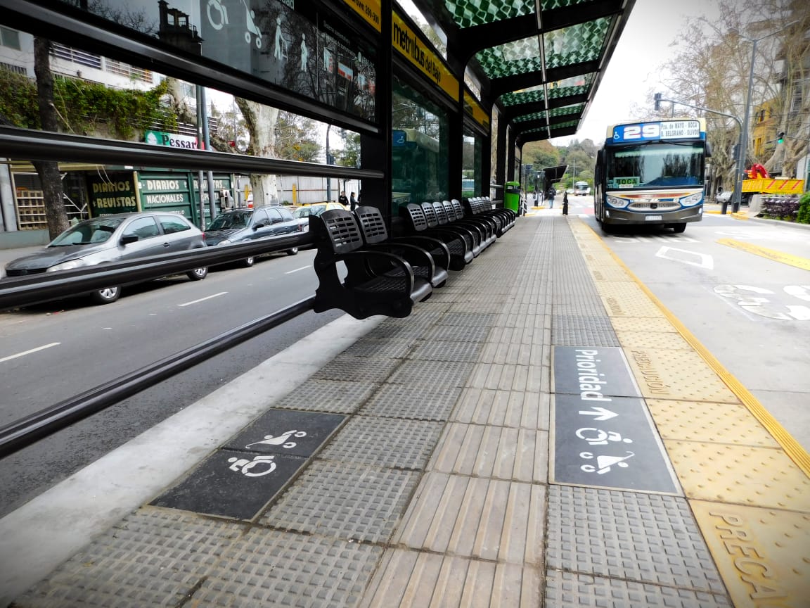 Imagen de pictogramas en paradas de colectivos.