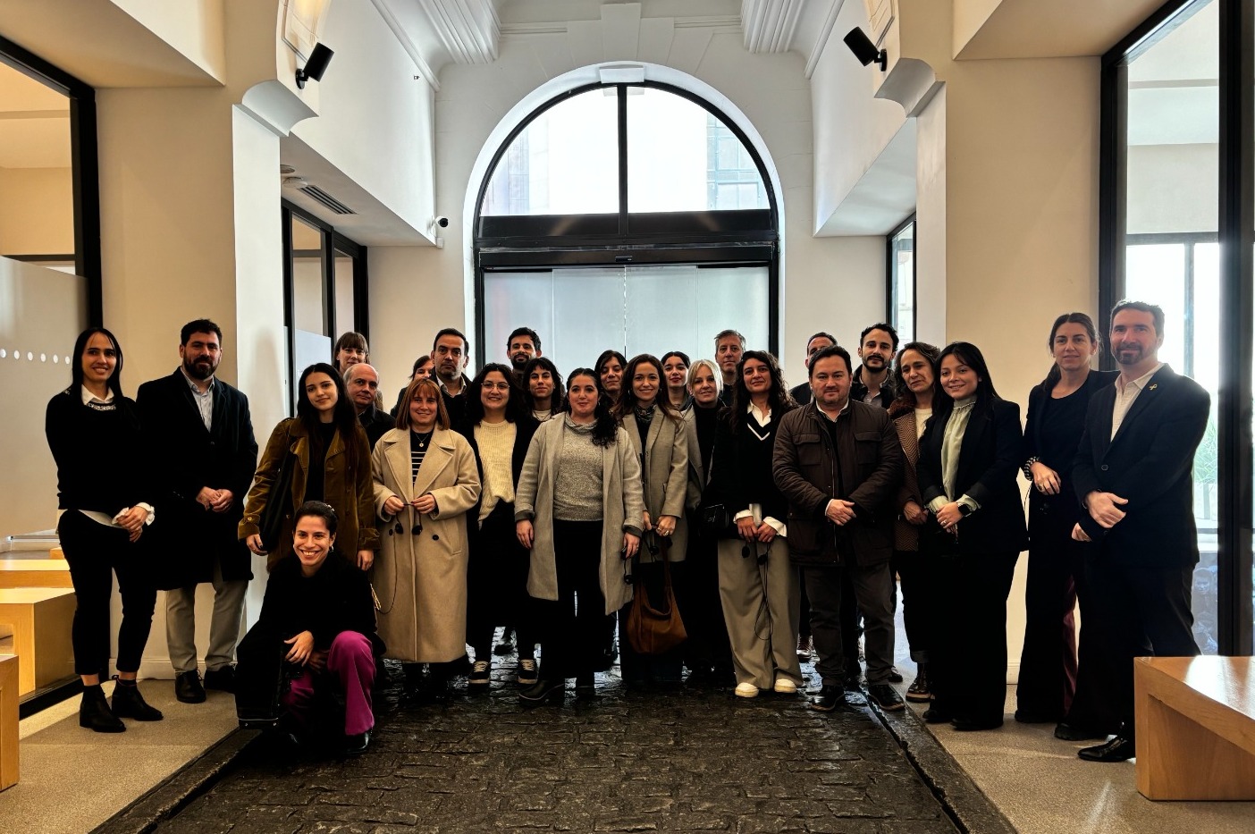Foto grupal de fucionarios participantes de la visita al Museo del Holocausto