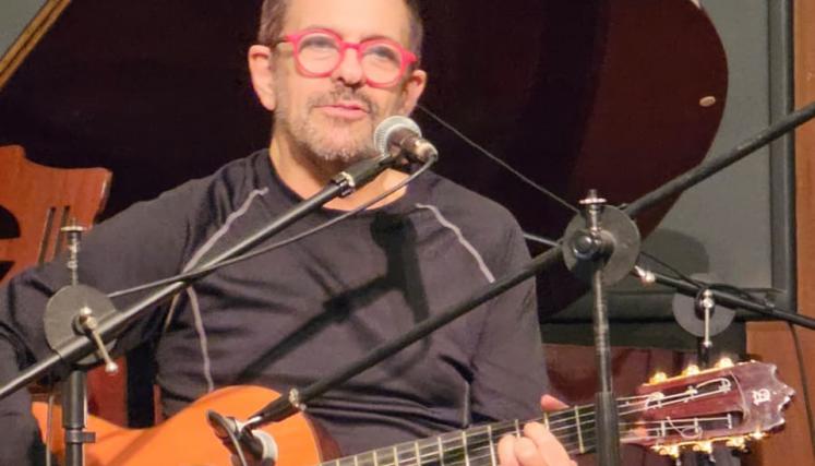 Guillermo Fernández, cantautor.