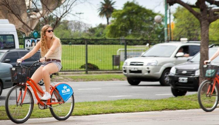 La bicicleta es un medio de transporte veloz, no contaminante y libre de ruidos que tiene un efecto positivo en la salud de los ciudadanos.