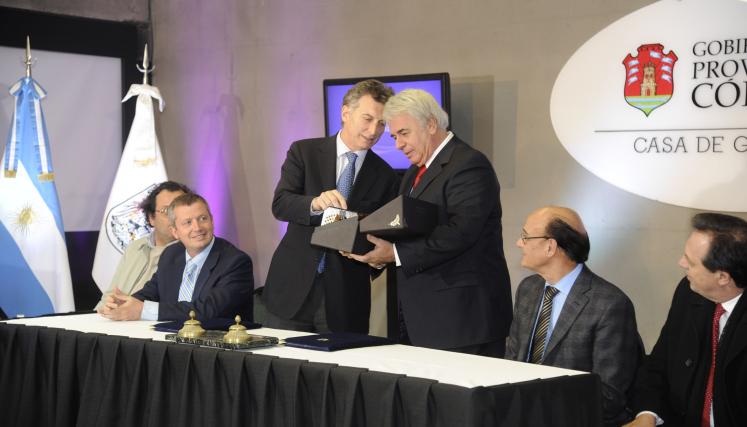 El jefe de Gobierno porteño, Mauricio Macri, firma con el gobernador de Córdoba, Juan Manuel De la Sota, un convenio recíproco de cooperación en materia de cultura y turismo, durante un acto realizado en la casa de gobierno cordobesa.