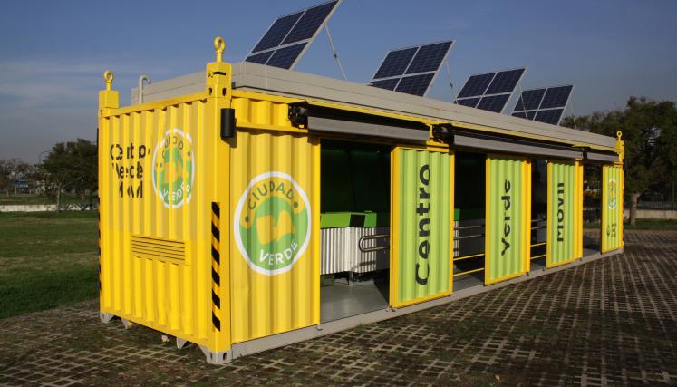 El Centro Verde Móvil recorre la Ciudad recolectando material reciclable para reintroducirlo como insumo en diferentes industrias. 