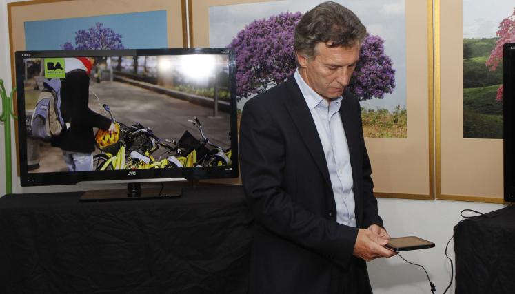 El jefe de Gobierno porteño, Mauricio Macri, presentó hoy un aplicativo tecnológico para teléfonos celulares que brinda información al instante sobre el sistema de bicing .  Foto María Inés Ghiglione-gv/GCBA.-