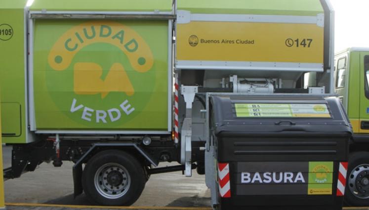 Los camiones recolectores están provistos de moderno equipamiento tecnológico, levantan y vacían la carga de los contenedores de 3.200 litros instalados en la vía pública. Foto: Mariana Sapriza-gv/GCBA.