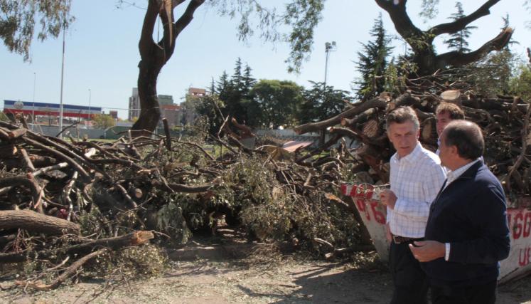 El Jefe de Gobierno porteño, Mauricio Macri, recorre zonas afectadas por el temporal