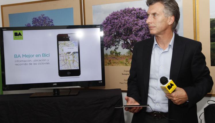 El jefe de Gobierno porteño, Mauricio Macri, presentó hoy un aplicativo tecnológico para teléfonos celulares que brinda información al instante sobre el sistema de bicing .  Foto María Inés Ghiglione-gv/GCBA.-