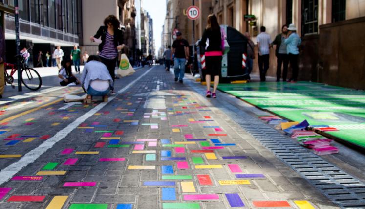 Colores fuertes y mucha originalidad en las calles porteñas. Fotos: Estrella Herrera 