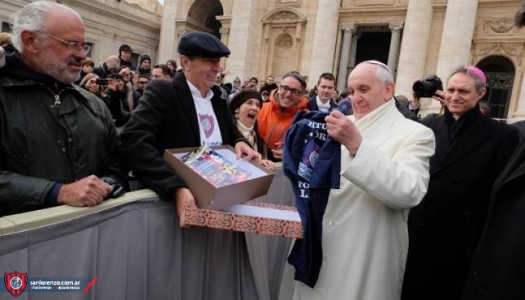 El Papa recibe una camiseta que le llevó Daniel Peso, integrante de la subcomisión del hincha de San Lorenzo. Foto: Gentileza www.sanlorenzo.com.ar 