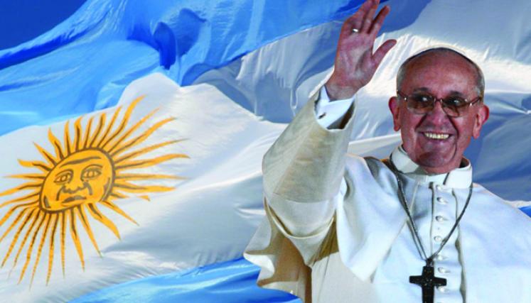 La sonrisa eterna de Francisco, con la bandera argentina de fondo. Imagen: GCBA.