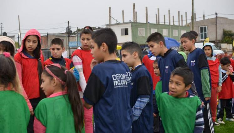 Se estrenó la cancha de fútbol en la Villa 21-24 de Barracas. Foto: Secretaría de Hábitat e Inclusión/GCBA.