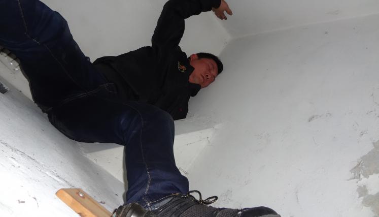 Encuentran a ciudadano chino escondido en el techo del baño de un supermercado