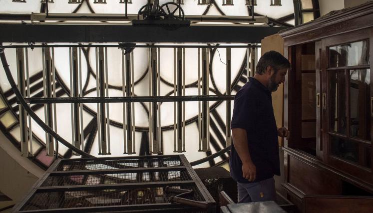 Javier Terenti es el relojero de la Torre Monumental en Retiro