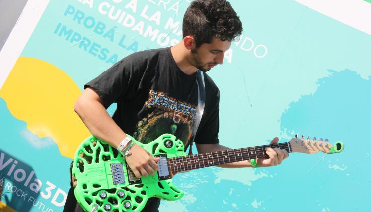 La Ciudad presentó en el festival Lollapalooza la ‪primera guitarra sustentable impresa en 3D de Latinoamérica. Foto: BA Creativa/GCBA.