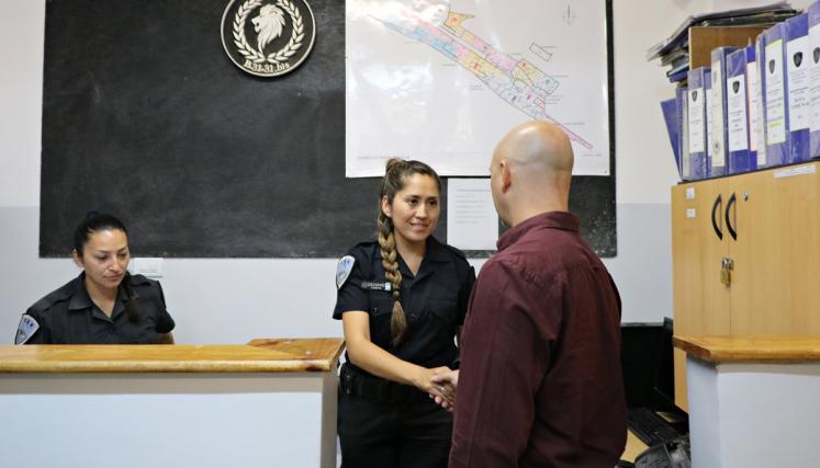 El ministro Ocampo saludó a las policías que ayudaron a dar a luz. 
