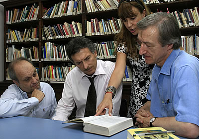 El jefe de Gobierno, Mauricio Macri, junto al ministro de Cultura Hernn Lombardi y el escritor britnico Julian Barnes, en la biblioteca Miguel Can.