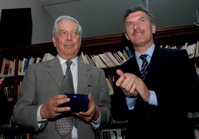 El escritor peruano Mario Vargas Llosa fue distinguido por el jefe de Gobierno de la Ciudad de Buenos Aires, Mauricio Macri, con el ttulo de Husped de Honor.