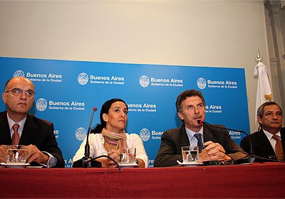 Macri, acompaado por la vicejefa de Gobierno, Gabriela Michetti, y los ministros de Hacienda, Nstor Grindetti, y de Salud, Jorge Lemus, durante la conferencia de prensa en la que anunci la reforma del sistema de compras de salud.
