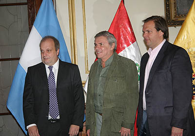 El Ministro de Cultura Hernn Lombardi se reuni con el alcalde de Lima Luis Castaeda Lossio (De izquierda a derecha: Hernn Lombardi, Luis Castaeda Lossio y el Director de Arte al Da, Gastn Deleau). Foto: GCBA.