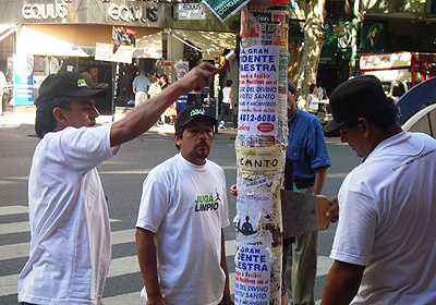 Empleados del CGPC14, vecinos y personal de las empresas Cliba y Aesa limpiaron las pegatinas de la esquina de Bulnes y Santa Fe. Foto: GCBA.