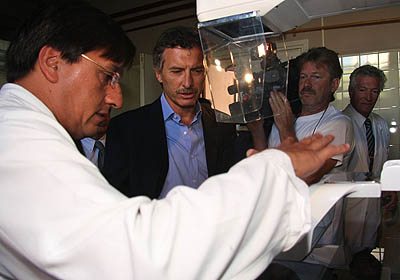 Macri verific cmo est funcionando el nuevo equipamiento tecnolgico de ltima generacin incorporado al hospital por la actual administracin portea, que incluye un ecocardigrafo, aparatos de radiologa y un mamgrafo. Foto: Silvina Arrasta/GCBA.
