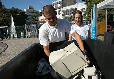 La recoleccin se enmarca en el programa Jug Limpio, que propone a todos los ciudadanos participar activamente en preservar la limpieza del espacio pblico. Foto: GCBA.