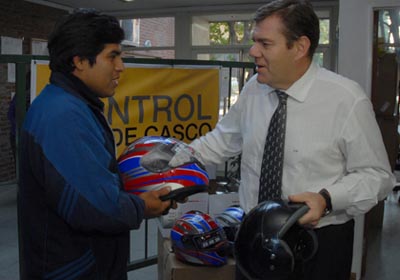 Cambio de cascos usados por nuevos, luego de que han finalizado el curso de prevencin que se lleva a cabo en la Escuela de Educacion Vial en el Barrio de Barracas. Foto Guillermo Viana/GCBA.