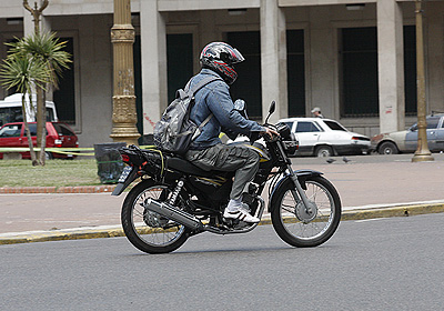 El Ministerio de Justicia y Seguridad porteo inform que desde el sbado 13 de junio sern secuestradas las motocicletas que circulen por las calles de la Ciudad sin su correspondiente espejo retrovisor. Foto:GCBA.