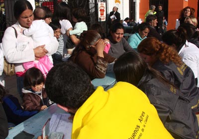 El Gobierno de la Ciudad de Buenos Aires comenz a asistir a las personas damnificadas por el incendio registrado en el asentamiento La Fbrica. Foto: Silvina Arrastia/GCBA.