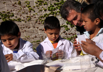 El jefe de Gobierno porteo, Mauricio Macri, comparti una actividad con alumnos de una escuela primaria que trabajaron en la  germinacin de rboles nativos. Foto: Sandra Hernndez/GCBA.