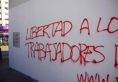 A principios de esta semana el Oblisco haba sido graffitado por manifestantes en una marcha de protesta contra la empresa Kraft. Foto: GCBA.