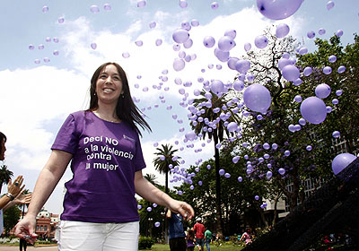 La Ministra de Desarrollo Social, Maria Eugenia Vidal, en la suelta de globos por el Da Internacional de la NO Violencia hacia las Mujeres, en Plaza de Mayo. Foto: Silvina Arrastia/GCBA.
