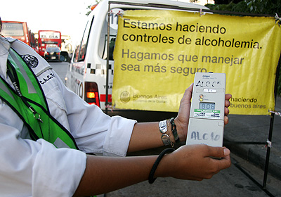 El Ministerio de Justicia y Seguridad del Gobierno de la Ciudad de Buenos Aires realiz un total de 484 controles de alcoholemia a automovilistas durante las primeras horas de 2010. Foto: GCBA.