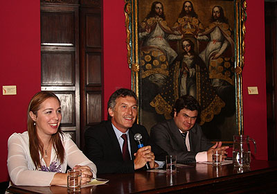 El jefe de Gobierno porteo, Mauricio Macri, junto a la Ministra de Desarrollo Social, Maria Eugenia Vidal, entreg distinciones a ONGs en el Museo Fernndez Blanco. Foto: Silvina Arrasta-gv/GCBA.