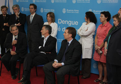 El jefe de Gobierno porteo, Mauricio Macri, junto a los Ministros de Salud Jorge Lemus y Medio Ambiente, Diego Santilli, realizan un balance de los casos de dengue registrados en la Ciudad. Foto: Nahuel Padrevecchi-gv/GCBA.