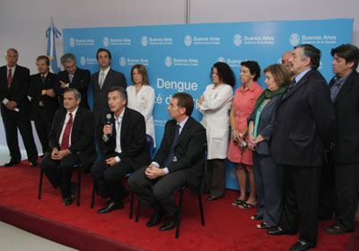 El jefe de Gobierno porteo, Mauricio Macri, junto a los Ministros de Salud Jorge Lemus y Medio Ambiente, Diego Santilli, realizan un balance de los casos de dengue registrados en la Ciudad. Foto: Nahuel Padrevecchi-gv/GCBA.