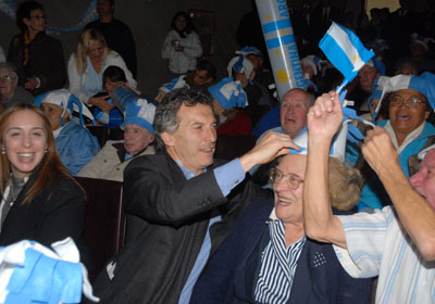 El jefe de Gobierno porteo, Mauricio Macri, junto a la Ministra de Desarrollo Social, Mara Eugenia Vidal, vio el partido entre Argentina y Grecia en el Hogar San Martn. Foto: GCBA