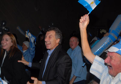El jefe de Gobierno porteo, Mauricio Macri, junto a la Ministra de Desarrollo Social, Mara Eugenia Vidal, vio el partido entre Argentina y Grecia en el Hogar San Martn. Foto: GCBA