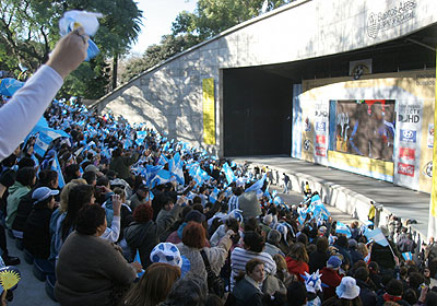 Los vecinos de Buenos Aires disfrutaron del partido Argentina - Grecia en la pantalla gigante ubicada en el anfiteatro de Parque Centenario. Foto: GCBA.