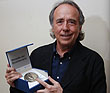 Joan Manuel Serrat recibi la Medalla del Bicentenario