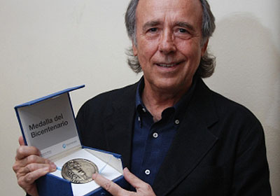 El Programa Puertas del Bicentenario del Gobierno de la Ciudad de Buenos Aires le entreg la Medalla del Bicentenario al cantautor cataln Joan Manuel Serrat. Foto: GCBA.