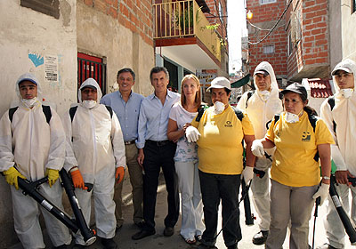 El jefe de Gobierno porteño, Mauricio Macri, supervisó un operativo de lucha y prevención del dengue, que realiza personal del Gobierno de la Ciudad de Buenos Aires en la villa 1-11-14, en el barrio de Flores. Foto: Silvina Arrastia/gv-GCBA.