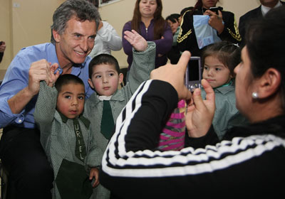 El Jefe de Gobierno Mauricio Macri visit un Centro de Primera Infancia en la Villa 6 y supervis la marcha de  un operativo sanitario realizado en ese barrio. Foto: Mariana Sapriza-gv/GCBA.-