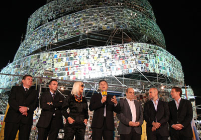 El jefe de Gobierno  Mauricio Macri inaugur la Torre de Babel de Libros, una obra de la artista plstica Marta Minujn. - Foto: Nahuel Padrevecchi-gv/GCBA