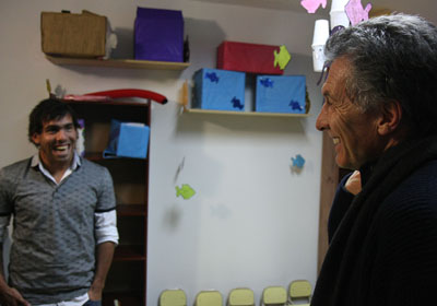 El jefe de Gobierno, Mauricio Macri, la ministra de Desarrollo Social portea y el delantero del Manchester City Carlos Tvez, visitaron un CPI en la Villa 19, Foto: Nahuel Padrevecchi/GCBA