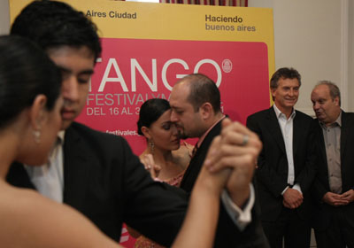 El jefe de Gobierno porteo Mauricio Macri y el ministro de Cultura, Hernn Lombardi, felicitaron hoy a las parejas ganadoras de la edicin 2011 del Tango Buenos Aires Festival y Mundial. Fotro Nahuel Padrevecchi-gv/GCBA.-