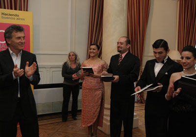 El jefe de Gobierno porteo Mauricio Macri y el ministro de Cultura, Hernn Lombardi, felicitaron hoy a las parejas ganadoras de la edicin 2011 del Tango Buenos Aires Festival y Mundial. Fotro Nahuel Padrevecchi-gv/GCBA.-