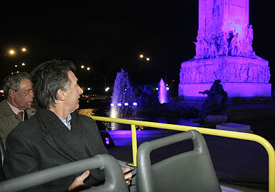 El jefe de Gobierno porteo, Mauricio Macri, inaugur el nuevo sistema lumnico de colores del Monumento de los Espaoles. Foto: Nahuel Padrevecchi/GCBA.
